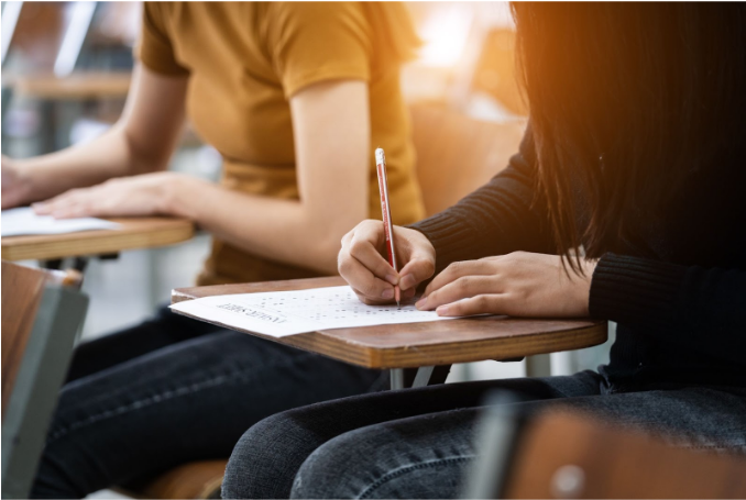 estudantes fazendo prova em uma sala